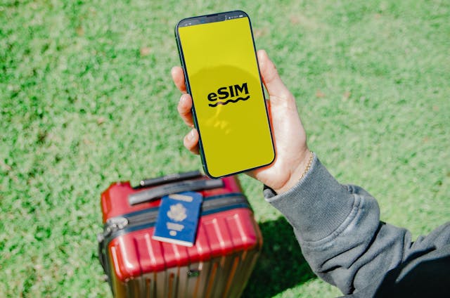 Explorer le monde avec une eSIM signée Simplesim